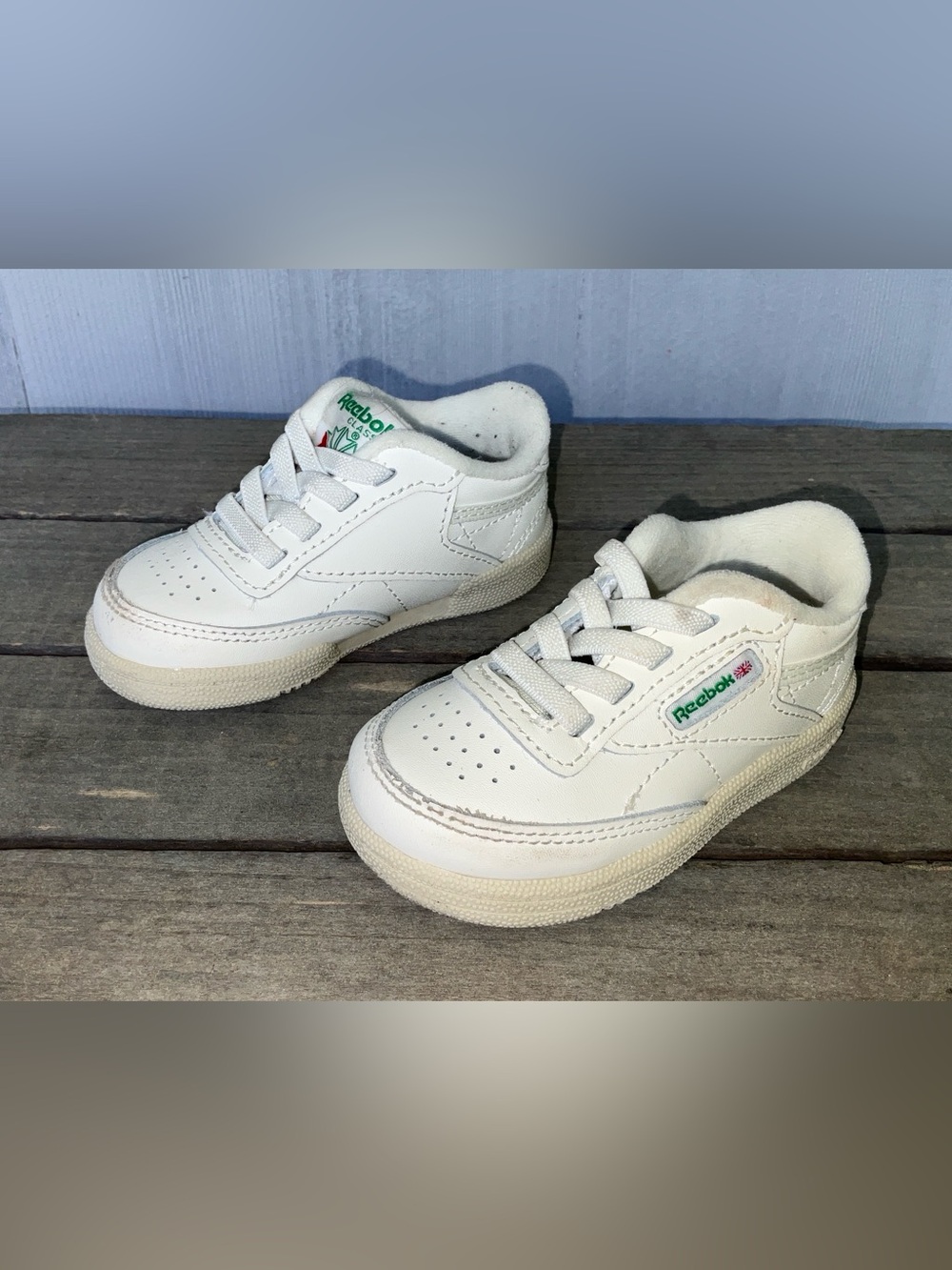 Reebok Kids Club C White Low-Top Leather Sneakers with Green Logo Sz 4